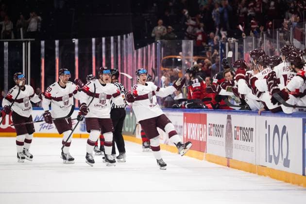 230527 Dans Locmelis of Latvia celebrates with team mates after 0-1 during the 2023 IIHF Ice hockey, Eishockey World Championship, WM, Weltmeisterschaft semifinal game between Canada and Latvia on May 27, 2023 in Tampere. Photo: Joel Marklund BILDBYRAN kod JM JM0485 bbeng ishockey ice hockey ishockey-vm 2023 ishockey-vm vm 2023 iihf ice hockey world championship semifinal semi-final kanada canada latvia lettland jubel Copyright: JOELxMARKLUND BB230527JM015