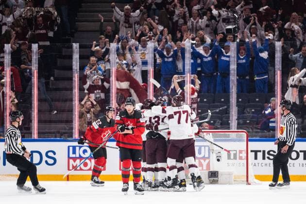 230527 Jack Quinn and Jake Neighbours of Canada look dejected after 0-1 by Dans Locmelis of Latvia during the 2023 IIHF Ice hockey, Eishockey World Championship, WM, Weltmeisterschaft semifinal game between Canada and Latvia on May 27, 2023 in Tampere. Photo: Joel Marklund BILDBYRAN kod JM JM0485 bbeng ishockey ice hockey ishockey-vm 2023 ishockey-vm vm 2023 iihf ice hockey world championship semifinal semi-final kanada canada latvia lettland jubel depp Copyright: JOELxMARKLUND BB230527JM016