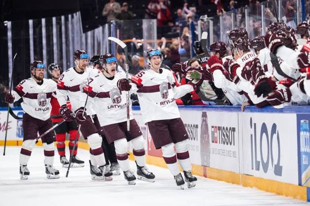230527 Dans Locmelis of Latvia celebrates with team mates after 0-1 during the 2023 IIHF Ice hockey, Eishockey World Championship, WM, Weltmeisterschaft semifinal game between Canada and Latvia on May 27, 2023 in Tampere. Photo: Joel Marklund BILDBYRAN kod JM JM0485 bbeng ishockey ice hockey ishockey-vm 2023 ishockey-vm vm 2023 iihf ice hockey world championship semifinal semi-final kanada canada latvia lettland jubel Copyright: JOELxMARKLUND BB230527JM017