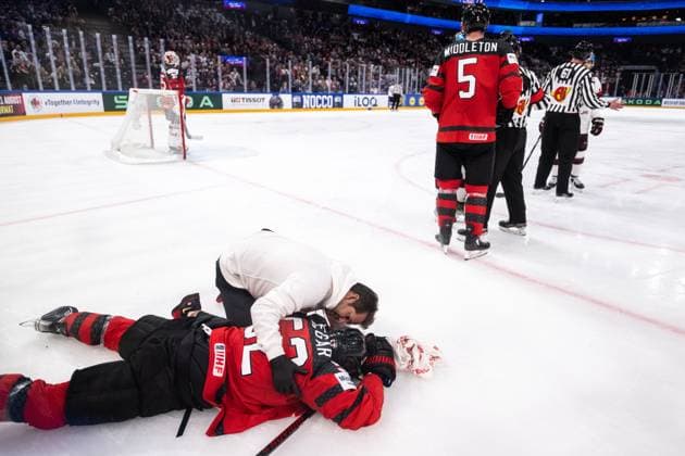 230527 MacKenzie Weegar of Canada receives medical attention during the 2023 IIHF Ice hockey, Eishockey World Championship, WM, Weltmeisterschaft semifinal game between Canada and Latvia on May 27, 2023 in Tampere. Photo: Joel Marklund BILDBYRAN kod JM JM0485 bbeng ishockey ice hockey ishockey-vm 2023 ishockey-vm vm 2023 iihf ice hockey world championship semifinal semi-final kanada canada latvia lettland skada Copyright: JOELxMARKLUND BB230527JM028