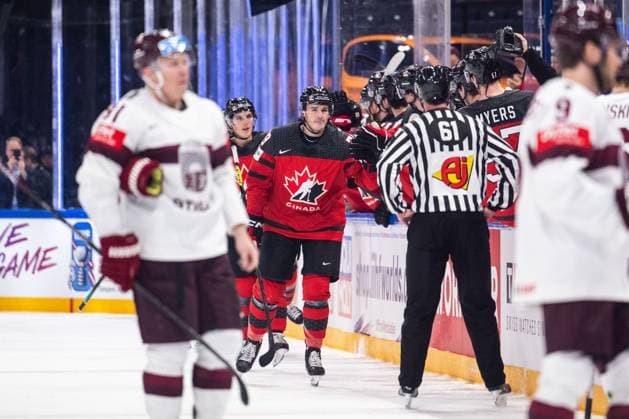 230527 Samuel Blais of Canada celebrates with team mates after 1-1 during the 2023 IIHF Ice hockey, Eishockey World Championship, WM, Weltmeisterschaft semifinal game between Canada and Latvia on May 27, 2023 in Tampere. Photo: Joel Marklund BILDBYRAN kod JM JM0485 bbeng ishockey ice hockey ishockey-vm 2023 ishockey-vm vm 2023 iihf ice hockey world championship semifinal semi-final kanada canada latvia lettland jubel Copyright: JOELxMARKLUND BB230527JM029