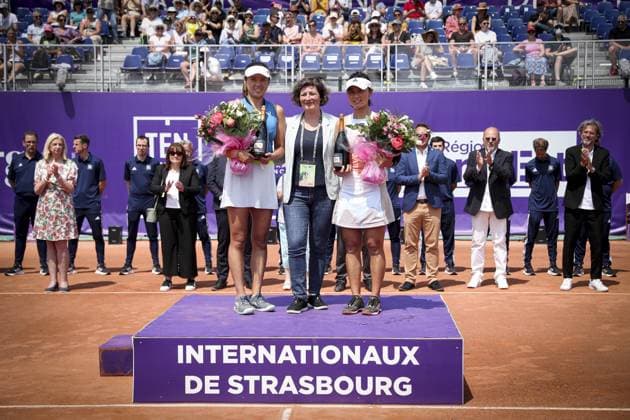 Finale du double fÃ minin. Internationaux de Strasbourg 2023 Jeanne Barseghian, Maire de Strasbourg YIFAN XU (CHN) ZHAOXUAN YANG (CHN) DESIRAE KRAWCZYK (USA) GIULIANA OLMOS (MEX) Tennis : Internationaux de Strasbourg 2023 - France - 27 05 23 ElyxandroCegarra Panoramic 