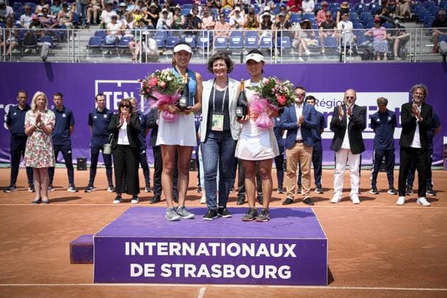 Finale du double fÃ minin. Internationaux de Strasbourg 2023 Jeanne Barseghian, Maire de Strasbourg YIFAN XU (CHN) ZHAOXUAN YANG (CHN) DESIRAE KRAWCZYK (USA) GIULIANA OLMOS (MEX) Tennis : Internationaux de Strasbourg 2023 - France - 27 05 23 ElyxandroCegarra Panoramic 
