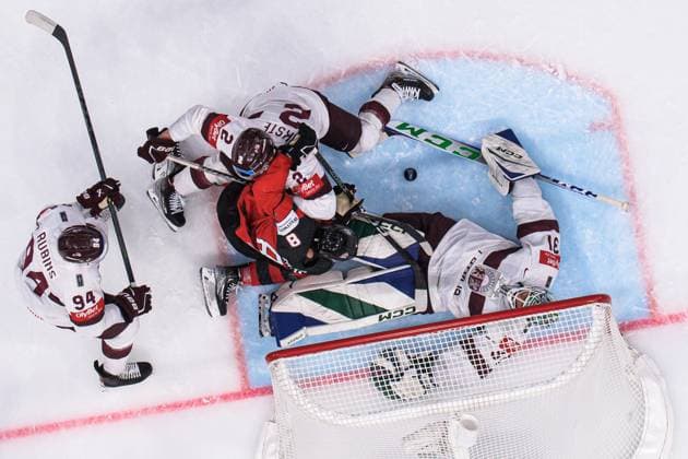 230527 Cody Glass of Canada challenges Kristians Rubins, Karlis Cukste and goaltender Arturs Silovs of Latvia during the 2023 IIHF Ice hockey, Eishockey World Championship, WM, Weltmeisterschaft semifinal game between Canada and Latvia on May 27, 2023 in Tampere. Photo: Joel Marklund BILDBYRAN kod JM JM0485 bbeng ishockey ice hockey ishockey-vm 2023 ishockey-vm vm 2023 iihf ice hockey world championship semifinal semi-final kanada canada latvia lettland Copyright: JOELxMARKLUND BB230527JM040