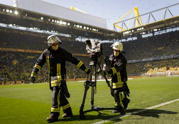 Bilder des Jahres 2023, Sport 05 Mai Sport Themen der Woche KW21 Sport Bilder des Tages Dortmund, Germany. 27th Mai, 2023. Bienen befallen Kamera im Signal Iduna Park und muss von der Feuerwehr entfernt werden Borussia Dortmund - FSV Mainz 05 27.05.2023 *** Dortmund, Germany 27th May, 2023 Bees infest camera at Signal Iduna Park and must be removed by firefighters Borussia Dortmund FSV Mainz 05 27 05 2023