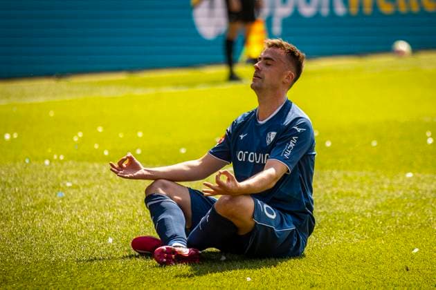 Sport Themen der Woche KW21 Sport Bilder des Tages GER, 1.FBL, VfL Bochum vs Bayer 04 Leverkusen 27.05.2023, Vonovia Ruhrstadion, GER, 1.FBL, VfL Bochum vs Bayer 04 Leverkusen im Bild Jubelnder VfL, Philipp Förster Förster (VfL Bochum 10) trifft zum 1:0 und jubelt mit Geste Meditation vor der Ostkurve, *** GER, 1 FBL, VfL Bochum vs Bayer 04 Leverkusen 27 05 2023, Vonovia Ruhrstadion, GER, 1 FBL, VfL Bochum vs Bayer 04 Leverkusen in picture Cheering VfL, Philipp Förster Förster VfL Bochum 10 scores 1 0 and cheers with gesture meditation in front of Ostkurve, nordphotoxGmbHx xRauch nph00251