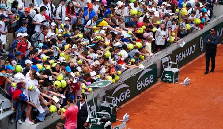 Mandatory Credit: Photo by Javier Garcia Shutterstock (13925673bu) Fans clamour for an autograph from Carlos Alcaraz after practice on Suzanne Lenglen Court French Open Tennis, Saturday Qualifying and Previews, Roland Garros, Paris, France - 27 May 2023 French Open Tennis, Saturday Qualifying and Previews, Roland Garros, Paris, France - 27 May 2023  Copyright: xJavierxGarcia Shutterstockx 13925673bu