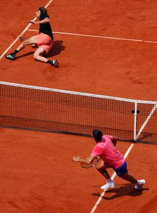 Mandatory Credit: Photo by Javier Garcia Shutterstock (13925673by) Stefanos Tsitsipas slips over during a practice match against Carlos Alcaraz French Open Tennis, Saturday Qualifying and Previews, Roland Garros, Paris, France - 27 May 2023 French Open Tennis, Saturday Qualifying and Previews, Roland Garros, Paris, France - 27 May 2023  Copyright: xJavierxGarcia Shutterstockx 13925673by