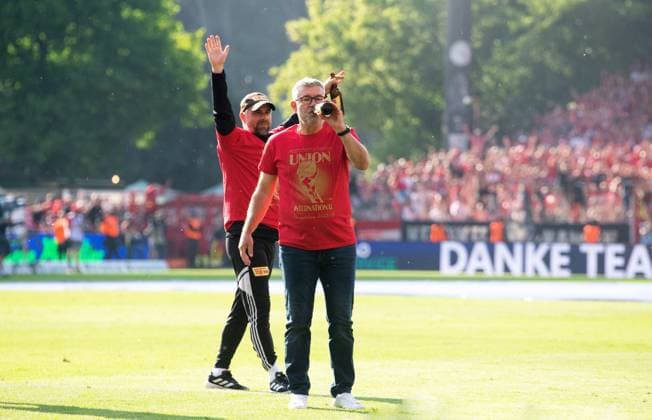 Fussball, Herren, Saison 2022 2023, 1. Bundesliga (34. Spieltag), 1. FC Union Berlin - SV Werder Bremen, v. l. Co-Trainer Sebastian Bönig (1. FC Union Berlin), Trainer Urs Fischer (1. FC Union Berlin) trinkt ein Bier, 27.05.2023, Copyright: xSebastianxRäppold MatthiasxKochx