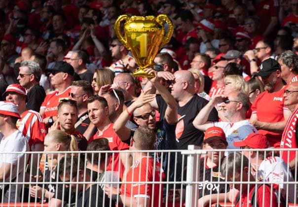 Fussball, Herren, Saison 2022 2023, 1. Bundesliga (34. Spieltag), 1. FC Union Berlin - SV Werder Bremen, Fans von Union mit Pokal, 27.05.2023, Copyright: xSebastianxRäppold MatthiasxKochx