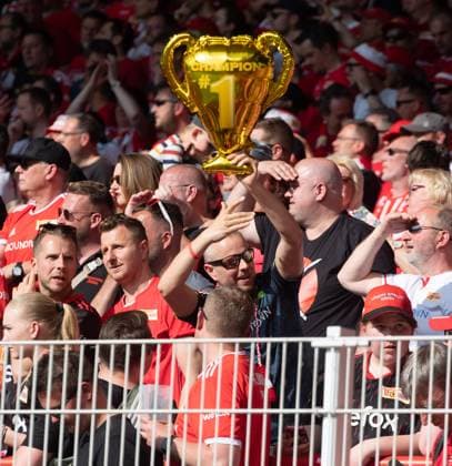 Fussball, Herren, Saison 2022 2023, 1. Bundesliga (34. Spieltag), 1. FC Union Berlin - SV Werder Bremen, Fans von Union mit Pokal, 27.05.2023, Copyright: xSebastianxRäppold MatthiasxKochx