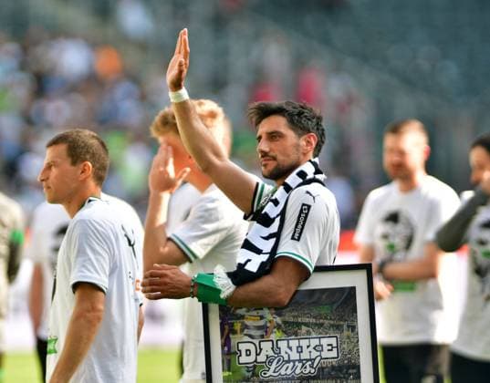 Sport Themen der Woche KW21 Sport Bilder des Tages 27.05.2023; Moenchengladbach; Fussball, Herren, 1. Fussball-Bundesliga, Saison 2022 2023, Borussia Moenchengladbach vs. FC Augsburg Lars Stindl (Gladbach) verabschiedet sich nach dem Spiel bei den Fans DFL regulations prohibit any use of photographs as image sequences and or quasi-video. Borussia-Park NRW Deutschland *** 27 05 2023 Moenchengladbach Football, Men, 1 Football Bundesliga, Season 2022 2023, Borussia Moenchengladbach vs FC Augsburg Lars Stindl Gladbach says goodbye to fans after the game DFL regulations prohibit any use of photographs as image sequences and or quasi video Borussia Park NRW Germany