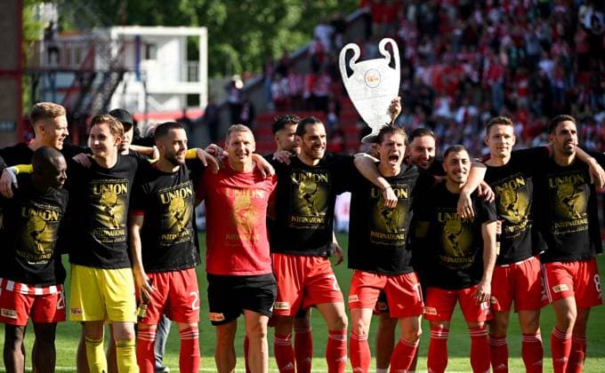 Fussball, Herren, Saison 2022 2023, 1. Bundesliga (34. Spieltag), 1. FC Union Berlin - Werder Bremen, in der Mitte v. l. Christopher Trimmel (1. FC Union) und Kevin Behrens (1. FC Union Berlin) mit Pokal der Champions League, Jubel nach dem Abpfiff, 27.05.2023, Copyright: xMatthiasxKochx