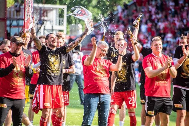 1. Fussball Bundesliga, 1. FC Union Berlin vs Werder Bremen. Berlin, 27.05.2023 Urs Fischer (1. FC Union Berlin Trainer) nach dem Spiel feiern 1. Fussball Bundesliga, 1. FC Union Berlin vs Werder Bremen, Stadion An der Alten Foersterei, Berlin 27.05.2023 DFL REGULATIONS PROHIBIT ANY USE OF PHOTOGRAPHS AS IMAGE SEQUENCES AND OR QUASI-VIDEO. Copyright: xBEAUTIFULxSPORTS LucianoxLimax