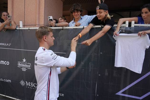 27.05.2023, Circuit de Monaco, Monte Carlo, Formel 1 Grand Prix Monaco 2023 ,im Bild Mercedes Testfahrer Mick Schumacher (DEU) schreibt Autogramme. Monte Carlo Circuit de Monaco Monaco