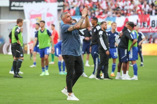 Sport Themen der Woche KW21 27.05.2023, xgox, Fussball 1.Bundesliga, RB Leipzig - FC Schalke 04 emspor, v.l. Thomas Reis (Schalke, Trainer) bedankt sich bei den Fans (DFL DFB REGULATIONS PROHIBIT ANY USE OF PHOTOGRAPHS as IMAGE SEQUENCES and or QUASI-VIDEO) Leipzig *** 27 05 2023, xgox, football 1 Bundesliga, RB Leipzig FC Schalke 04 emspor, v l Thomas Reis Schalke, coach thanks fans DFL DFB REGULATES PROHIBIT ANY USE OF PHOTOGRAPHS AS IMAGE SEQUENCES AND OR QUASI VIDEO Leipzig