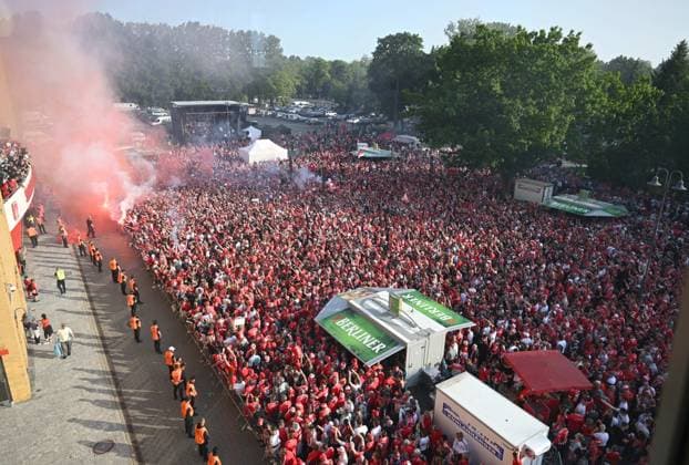 Fussball, Herren, Saison 2022 2023, 1. Bundesliga (34. Spieltag), 1. FC Union Berlin - Werder Bremen, Party nach dem Spiel auf dem Parkplatz vor der Haupttribüne, die Fans feiern unten, die Mannschaft auf dem Balkon, 27.05.2023, Copyright: xMatthiasxKochx