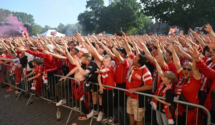 Fussball, Herren, Saison 2022 2023, 1. Bundesliga (34. Spieltag), 1. FC Union Berlin - Werder Bremen, Party nach dem Spiel auf dem Parkplatz vor der Haupttribüne, die Fans feiern unten, die Mannschaft auf dem Balkon, 27.05.2023, Copyright: xMatthiasxKochx