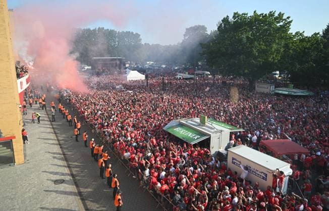 Sport Bilder des Tages Fussball, Herren, Saison 2022 2023, 1. Bundesliga (34. Spieltag), 1. FC Union Berlin - Werder Bremen, Party nach dem Spiel auf dem Parkplatz vor der Haupttribüne, die Fans feiern unten, die Mannschaft auf dem Balkon, 27.05.2023, Copyright: xMatthiasxKochx