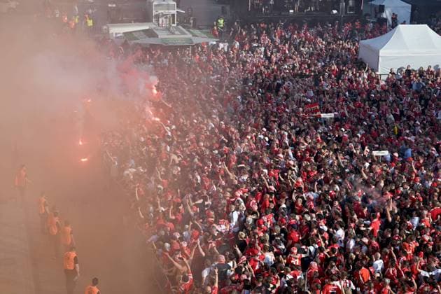 Fussball, Herren, Saison 2022 2023, 1. Bundesliga (34. Spieltag), 1. FC Union Berlin - Werder Bremen, Party nach dem Spiel auf dem Parkplatz vor der Haupttribüne, die Fans feiern unten, die Mannschaft auf dem Balkon, 27.05.2023, Copyright: xMatthiasxKochx