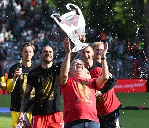 Fussball, Herren, Saison 2022 2023, 1. Bundesliga (34. Spieltag), 1. FC Union Berlin - Werder Bremen, in der Mitte v. l. Christopher Trimmel (1. FC Union) und Trainer Urs Fischer (1. FC Union) mit Pokal der Champions League, Jubel nach dem Abpfiff, 27.05.2023, Copyright: xMatthiasxKochx