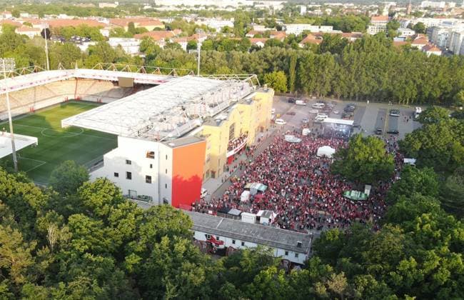 Fussball, Herren, Saison 2022 2023, 1. Bundesliga (34. Spieltag), 1. FC Union Berlin - SV Werder Bremen, Fans von Union feiern den Einzug in die Champions League vor dem Stadion An der Alten Försterei, 27.05.2023, Copyright: xSebastianxRäppold MatthiasxKochx