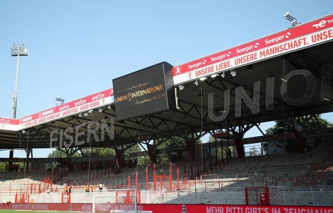 Anzeigetafel Union International Königsklasse Union Berlin feiert Teilnahme an der Championsleague Fußball Fussball Bundesliga Herren DFL 34. Spieltag Saison 2022 2023 27.05.2023 1.FC Union Berlin FCU vs. SV Werder Bremen SVW DFL regulations prohibit any use of photographs as image sequences and or quasi-video.