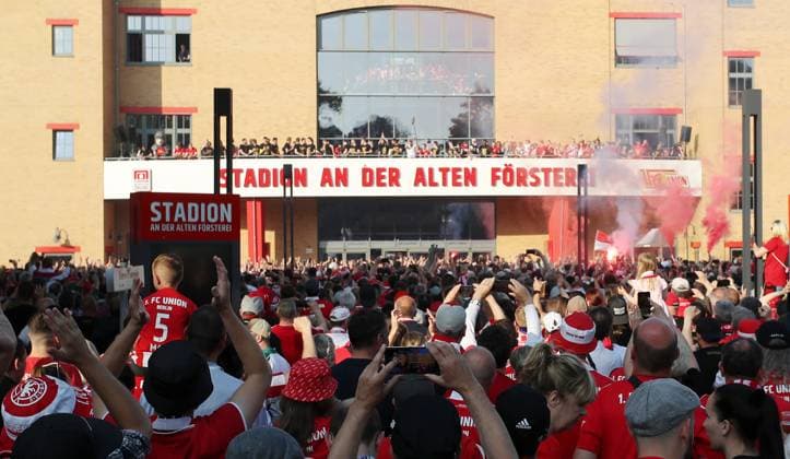 Fanfest auf dem Stadionvorplatz, Fans feiern ihre Mannschaft Union Berlin feiert Teilnahme an der Championsleague Fußball Fussball Bundesliga Herren DFL 34. Spieltag Saison 2022 2023 27.05.2023 1.FC Union Berlin FCU vs. SV Werder Bremen SVW DFL regulations prohibit any use of photographs as image sequences and or quasi-video.