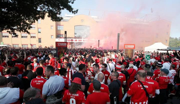 Fanfest auf dem Stadionvorplatz, Fans feiern ihre Mannschaft Union Berlin feiert Teilnahme an der Championsleague Fußball Fussball Bundesliga Herren DFL 34. Spieltag Saison 2022 2023 27.05.2023 1.FC Union Berlin FCU vs. SV Werder Bremen SVW DFL regulations prohibit any use of photographs as image sequences and or quasi-video.