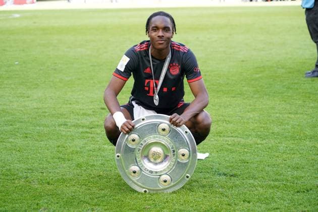 Fussball, 1.BL Saison 2022 2023, 1.FC Köln- FC Bayern München , 27.05.2023, Rheinenergiestadion Köln, Mathys Tel FC Bayern München, mit meisterschale, ,