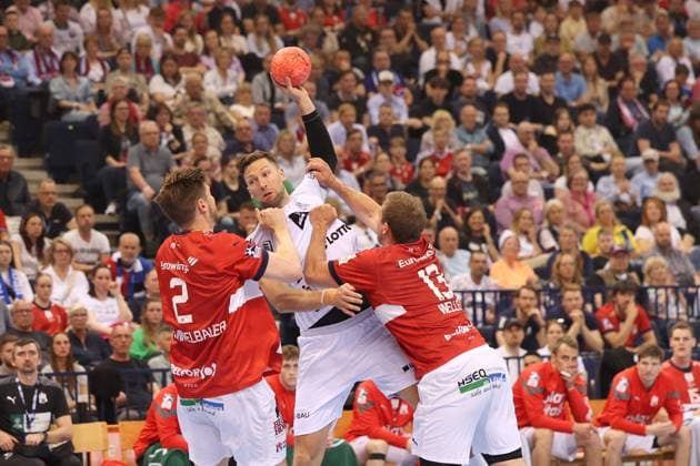 Sport Themen der Woche KW21 Sport Bilder des Tages Handball Liquimoly Handball Bundesliga Herren 2022 2023 - Handball Verein Hamburg vs. THW Kiel Tobias Schimmelbauer (Hamburg),Harald Reinkind (Kiel),Niklas Weller (Hamburg), Barclay Card Arena Hamburg *** Handball Liquimoly Handball Bundesliga Men 2022 2023 Handball Sport Verein Hamburg vs THW Kiel Tobias Schimmelbauer Hamburg ,Harald Reinkind Kiel ,Niklas Weller Hamburg , Barclay Card Arena Hamburg