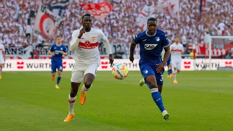 Sport Themen der Woche KW21 Sport Bilder des Tages Laufduell zwischen: Silas Wamangituka (VFB Stuttgart, 14) l. und Stanley Nsoki (TSG 1899 Hoffenheim, 34), 27.05.2023, Fussball, Bundesliga, VfB Stuttgart - TSG Hoffenheim, GER, Stuttgart, Mercedes-Benz Arena, DFL REGULATIONS PROHIBIT ANY USE OF PHOTOGRAPHS AS IMAGE SEQUENCES AND OR QUASI-VIDEO. *** Running duel between Silas Wamangituka VFB Stuttgart, 14 l and Stanley Nsoki TSG 1899 Hoffenheim, 34 , 27 05 2023, Football, Bundesliga, VfB Stuttgart TSG Hoffenheim, GER, Stuttgart, Mercedes Benz Arena, DFL REGULATES PROHIBIT ANY USE OF PHOTOGRAPHS AS IMAGE SEQUENCES AND OR QUASI VIDEO Copyright: HMBxMedia xHeikoxBecker