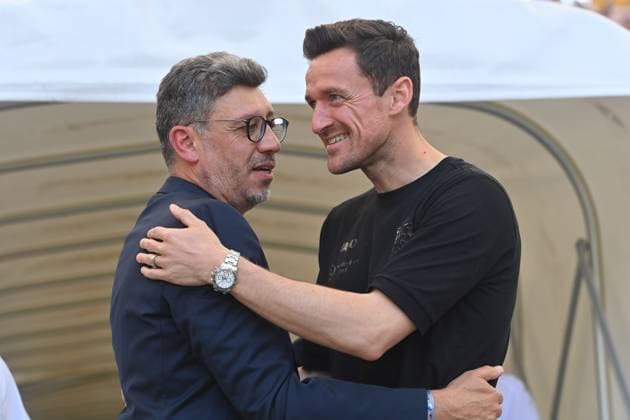 Claus VOGT (Praesident VFB Stuttgart), umarmt Christian GENTNER (re). Fussball 1. Bundesliga Saison 2022 2023, 34.Spieltag, Spieltag34, VFB Stuttgart-TSG 1899Hoffenheim 1-1 am 27.05.2023, Mercedes Benz Arena Stuttgart