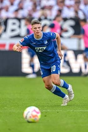 27.05.2023, Stuttgart, Germany, Mercedes Benz Arena, VfB Stuttgart vs TSG 1899 Hoffenheim - 1. Bundesliga, Finn Ole Becker (TSG 1899 Hoffenheim) in Aktion, am Ball, Einzelaktion (Foto H. Langer, H. Langer) DFB DFL REGULATIONS PROHIBIT ANY USE OF PHOTOGRAPHS AS IMAGE SEQUENCES AND OR QUASI-VIDEO. Stuttgart Mercedes Benz Arena Baden Wuerttemberg Germany