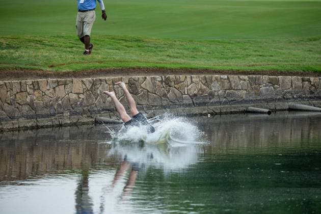Sport Themen der Woche KW21 Sport Bilder des Tages FORTH WORTH, TX - MAY 27: Unknown fan runs across hole 18 fairway and jumps in the pond during the third round of the Charles Schwab Challenge at Colonial Country Club on May 27, 2023 in Fort Worth, Texas. (Photo by Aric Becker Icon Sportswire) GOLF: MAY 27 PGA, Golf Herren - Charles Schwab Challenge EDITORIAL USE ONLY Icon23052795