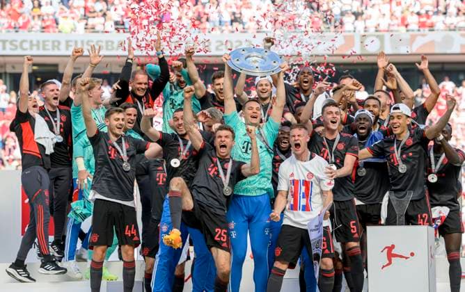 Siegerehrung, Jubel Team M mit der Meisterschale die Torwart Manuel NEUER (M) haelt, l. Thomas MUELLER (Müller, M) Mannschaft, Team, , Schale, Fussball 1. Bundesliga, 34.Spieltag, 1. FC Koeln (K) - FC Bayern Muenchen (M) 1:2, am 27.05.2023 in Koeln Deutschland. DFL regulations prohibit any use of photographs as image sequences and or quasi-video Â