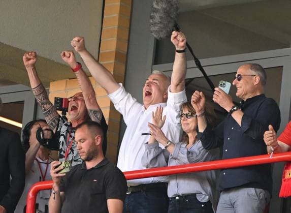 Fussball, Herren, Saison 2022 2023, 1. Bundesliga (34. Spieltag), 1. FC Union Berlin - Werder Bremen, Präsident Dirk Zingler (M., 1. FC Union) auf der Tribüne, Jubel nach dem Abpfiff, 27.05.2023, Copyright: xMatthiasxKochx