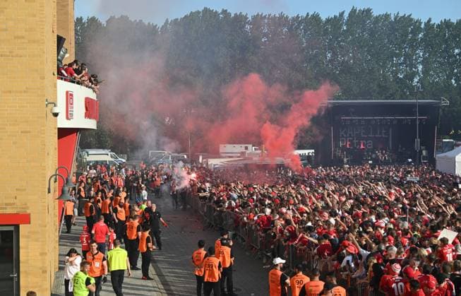 Fussball, Herren, Saison 2022 2023, 1. Bundesliga (34. Spieltag), 1. FC Union Berlin - Werder Bremen, Party nach dem Spiel auf dem Parkplatz vor der Haupttribüne, die Fans feiern unten, die Mannschaft auf dem Balkon, 27.05.2023, Copyright: xMatthiasxKochx