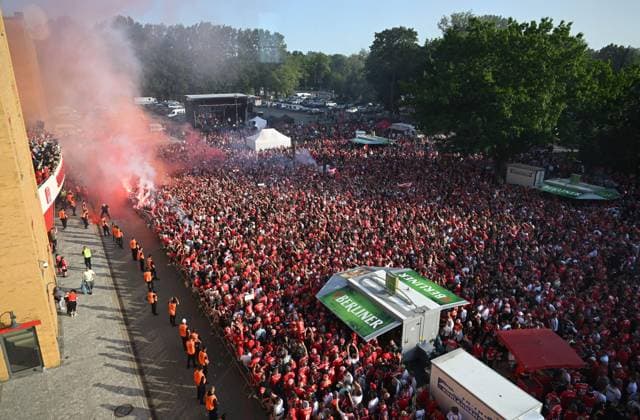 Fussball, Herren, Saison 2022 2023, 1. Bundesliga (34. Spieltag), 1. FC Union Berlin - Werder Bremen (1:0), Party von Union nach dem Spiel auf dem Parkplatz vor der Haupttribüne, die Fans feiern unten, die Mannschaft auf dem Balkon, 27.05.2023, Copyright: xMatthiasxKochx
