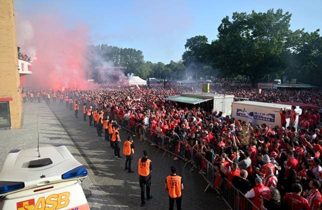 Fussball, Herren, Saison 2022 2023, 1. Bundesliga (34. Spieltag), 1. FC Union Berlin - Werder Bremen (1:0), Party von Union nach dem Spiel auf dem Parkplatz vor der Haupttribüne, die Fans feiern unten, die Mannschaft auf dem Balkon, 27.05.2023, Copyright: xMatthiasxKochx