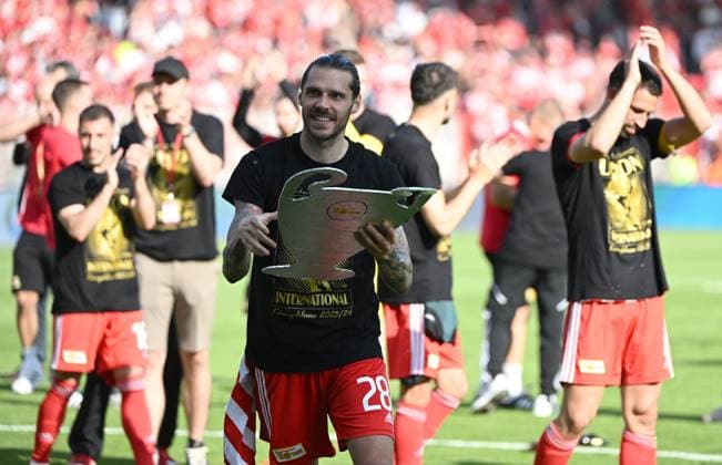 Fussball, Herren, Saison 2022 2023, 1. Bundesliga (34. Spieltag), 1. FC Union Berlin - Werder Bremen (1:0), Christopher Trimmel (1. FC Union) mit Attrappe des Pokals der Champions League, Jubel nach dem Abpfiff, 27.05.2023, Copyright: xMatthiasxKochx