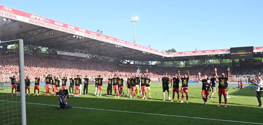 Fussball, Herren, Saison 2022 2023, 1. Bundesliga (34. Spieltag), 1. FC Union Berlin - Werder Bremen (1:0), Union bei den Fans, Jubel nach dem Abpfiff, 27.05.2023, Copyright: xMatthiasxKochx