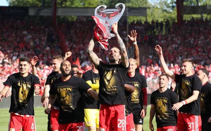 Christopher Trimmel mit CL Pokal, Union Berlin feiert Teilnahme an der Championsleague Fußball Fussball Bundesliga Herren DFL 34. Spieltag Saison 2022 2023 27.05.2023 1.FC Union Berlin FCU vs. SV Werder Bremen SVW DFL regulations prohibit any use of photographs as image sequences and or quasi-video.