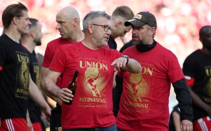 Trainer Urs Fischer mit Bierflasche, Co Trainer Sebastian Bönig Union Berlin feiert Teilnahme an der Championsleague Freude Emotion Jubel Fußball Fussball Bundesliga Herren DFL 34. Spieltag Saison 2022 2023 27.05.2023 1.FC Union Berlin FCU vs. SV Werder Bremen SVW DFL regulations prohibit any use of photographs as image sequences and or quasi-video.