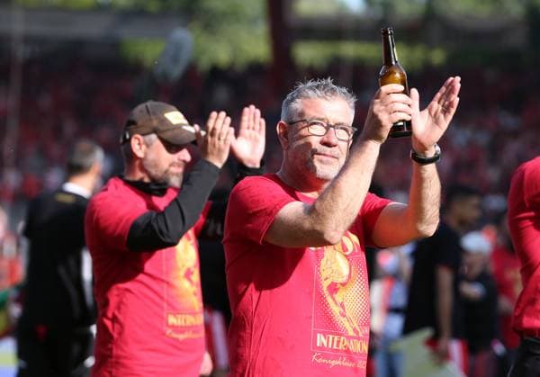 Trainer Urs Fischer mit Bierflasche, Co Trainer Sebastian Bönig Union Berlin feiert Teilnahme an der Championsleague Freude Emotion Jubel Fußball Fussball Bundesliga Herren DFL 34. Spieltag Saison 2022 2023 27.05.2023 1.FC Union Berlin FCU vs. SV Werder Bremen SVW DFL regulations prohibit any use of photographs as image sequences and or quasi-video.