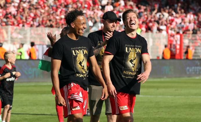 Jamie Leweling, Kevin Behrens lachend, Union Berlin feiert Teilnahme an der Championsleague Fußball Fussball Bundesliga Herren DFL 34. Spieltag Saison 2022 2023 27.05.2023 1.FC Union Berlin FCU vs. SV Werder Bremen SVW DFL regulations prohibit any use of photographs as image sequences and or quasi-video.