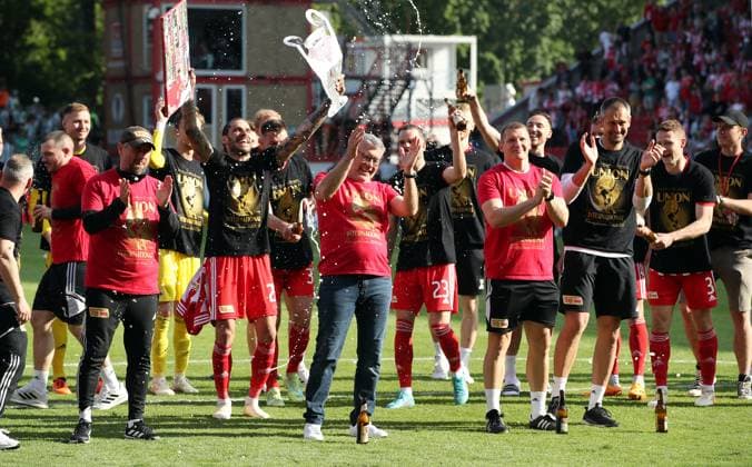 vorn Trainer Urs Fischer, Union Berlin Mannschaft feiert Teilnahme an der Championsleague Freude Emotion Jubel Fußball Fussball Bundesliga Herren DFL 34. Spieltag Saison 2022 2023 27.05.2023 1.FC Union Berlin FCU vs. SV Werder Bremen SVW DFL regulations prohibit any use of photographs as image sequences and or quasi-video.