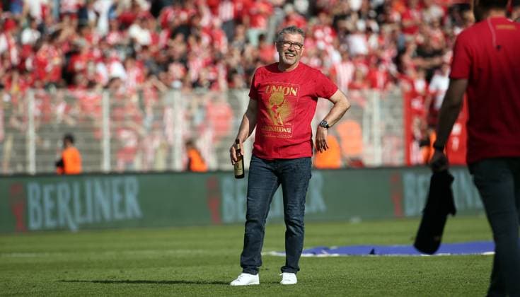 vorn Trainer Urs Fischer mit Bierflasche, Union Berlin Mannschaft feiert Teilnahme an der Championsleague Freude Emotion Jubel Fußball Fussball Bundesliga Herren DFL 34. Spieltag Saison 2022 2023 27.05.2023 1.FC Union Berlin FCU vs. SV Werder Bremen SVW DFL regulations prohibit any use of photographs as image sequences and or quasi-video.
