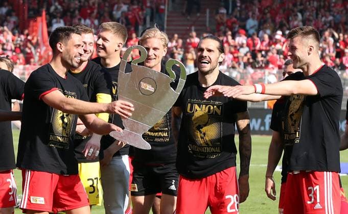 Siegtorschütze Rani Khedira mit CL Pokalattrappe, Morten Thorsby, Christopher Trimmel, Robin Knoche, Union Berlin Mannschaft feiert Teilnahme an der Championsleague Freude Emotion Jubel Fußball Fussball Bundesliga Herren DFL 34. Spieltag Saison 2022 2023 27.05.2023 1.FC Union Berlin FCU vs. SV Werder Bremen SVW DFL regulations prohibit any use of photographs as image sequences and or quasi-video.