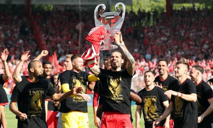 Bilder des Jahres 2023, Sport 05 Mai Sport Themen der Woche KW21 Sport Bilder des Tages Aissa Laidouni, Torwart Lennart Grill, Christopher Trimmel mit CL Pokalattrappe, Josip Juranovicl, Rani Khedira, Robin Knoche, Union Berlin Mannschaft feiert Teilnahme an der Championsleague Freude Emotion Jubel Fußball Fussball Bundesliga Herren DFL 34. Spieltag Saison 2022 2023 27.05.2023 1.FC Union Berlin FCU vs. SV Werder Bremen SVW DFL regulations prohibit any use of photographs as image sequences and or quasi-video. *** Aissa Laidouni, goalkeeper Lennart Grill, Christopher Trimmel with CL trophy dummy, Josip Juranovicl, Rani Khedira, Robin Knoche, Union Berlin team celebrates participation in Champions League joy emotion jubilation sports soccer Bundesliga men DFL 34 matchday season 2022 2023 27 05 2023 1 FC Union Berlin FCU vs SV Werder Bremen SVW DFL regulations prohibit any use of photographs as image sequences and or quasi video